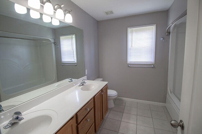 Building Photo - 208 Jackal Dr