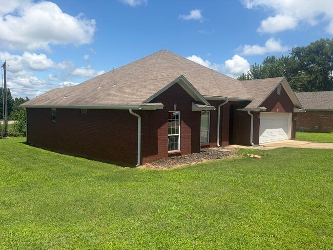 Building Photo - 3 Bedroom and 2 Bathroom House