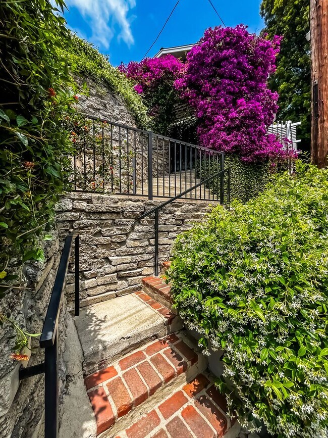 Building Photo - Unbelievable Stand-Alone 2-Bedroom House in Prime West Hollywood Hills