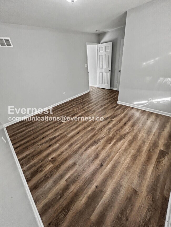 Building Photo - Limited Time Special Offer / Spacious 4-Bed Home with 2-Car Garage & Modern Amenities