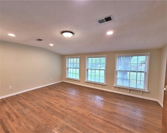 Building Photo - 503 Riveredge Dr