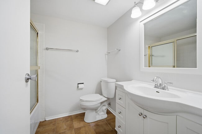 Building Photo - 1255 N Sterling Ave