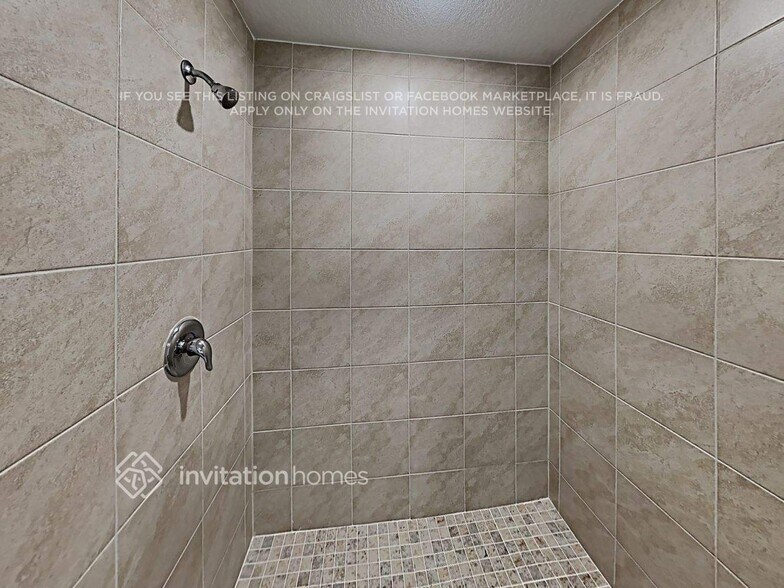 Building Photo - 453 SW Leona Dr