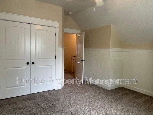 Building Photo - 573 E Halpin Dr