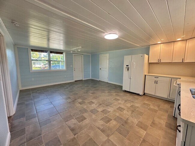 Building Photo - Cozy Home in Bokeelia - Available Now