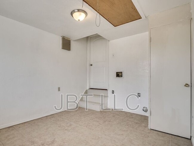 Building Photo - 2132 Andover Ct