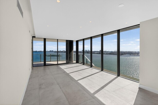 Building Photo - 700 NE 24th St