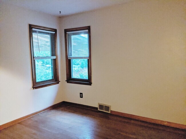 Building Photo - 214 S Hillsdale Ct
