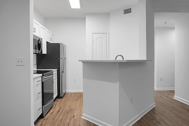 Building Photo - MOVE IN SPECIAL - 50% off First Month's Re...