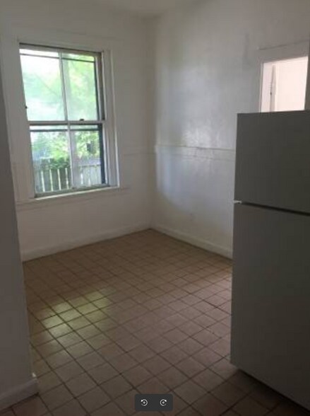 Building Photo - 4 Adella Pl