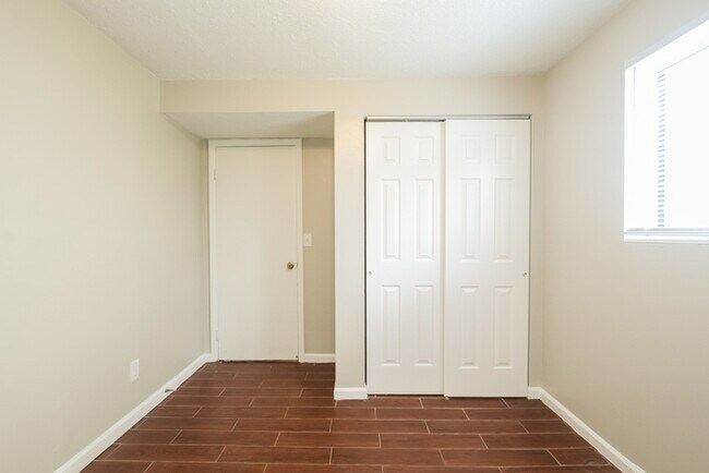 Building Photo - 5864 Brouse Dr