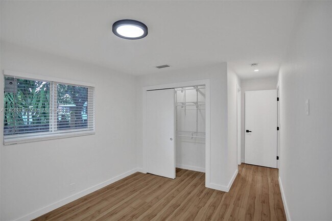 Building Photo - 932 Mandarin Is