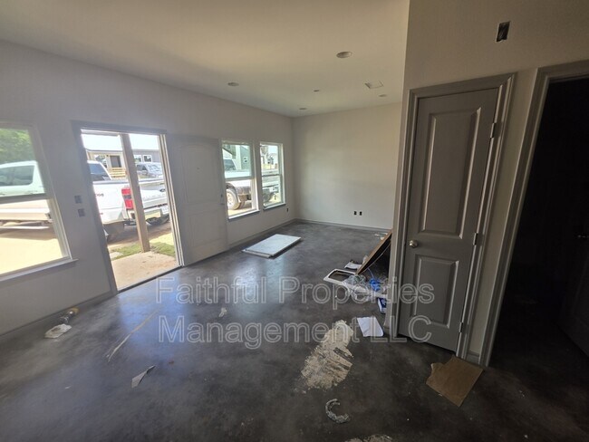 Building Photo - 405 N Logan Ln
