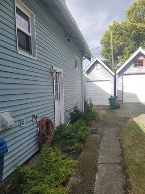 Building Photo - Spacious 2 Bedroom/ 1 bath lower unit in D...