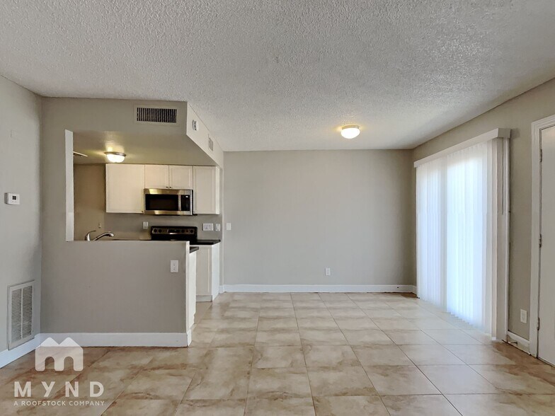 Building Photo - 2132 W Glenrosa Ave