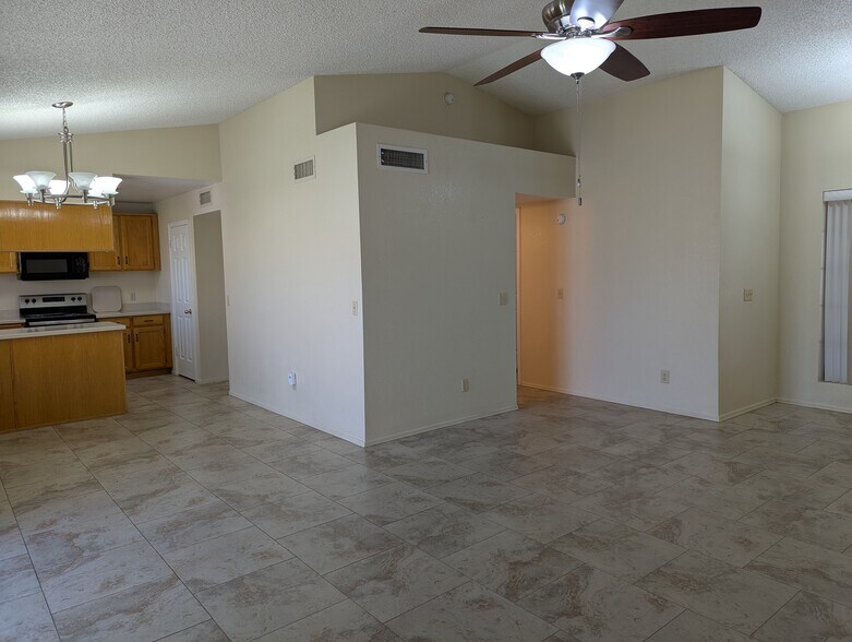 Building Photo - 5460 E Emerald Ave