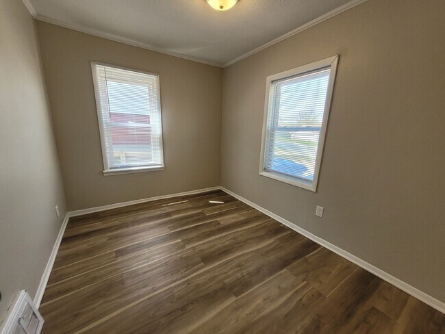Building Photo - Pet Friendly Home near SW 9th, minutes fro...