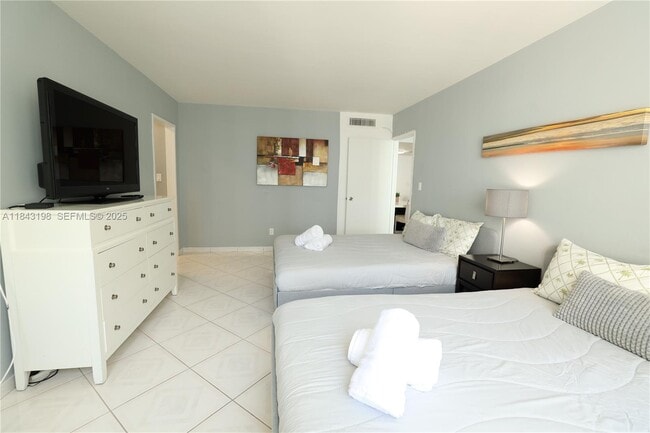 Building Photo - 5151 Collins Ave