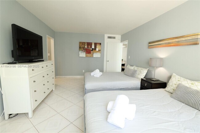 Building Photo - 5151 Collins Ave