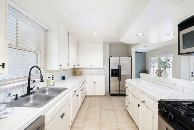 Building Photo - 3713 Cll San Antonio