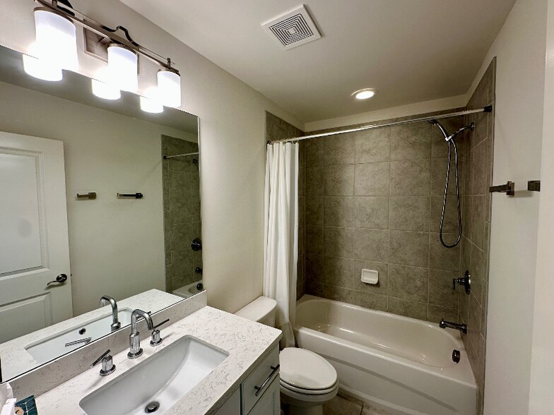 Building Photo - 987 Halletts Peak Pl