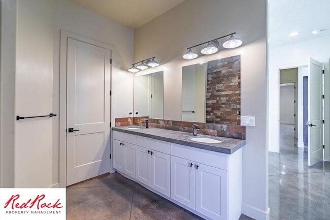 Building Photo - 4 Bedroom Luxury Home Near Sand Hollow