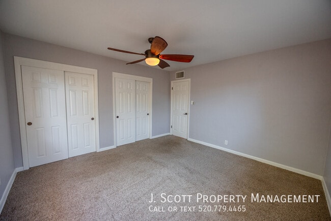 Building Photo - 723 W Cactus Wren Dr