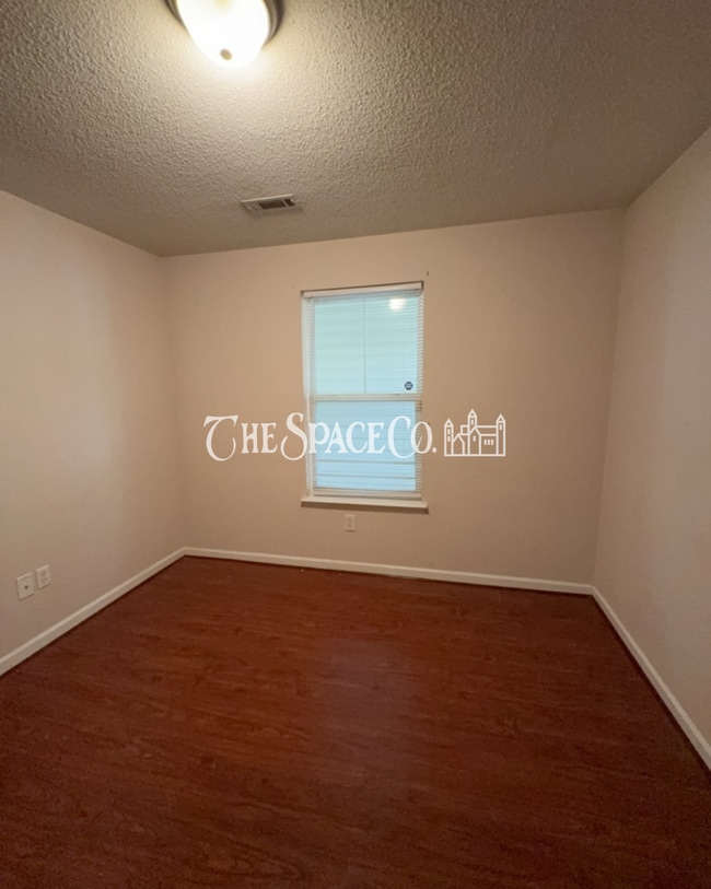 Building Photo - "Charming 2-Bedroom Retreat with 2 Full Baths on Vermont Road!"