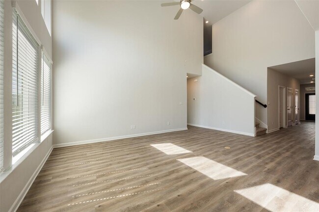 Building Photo - 102 Hedge Grn Holw