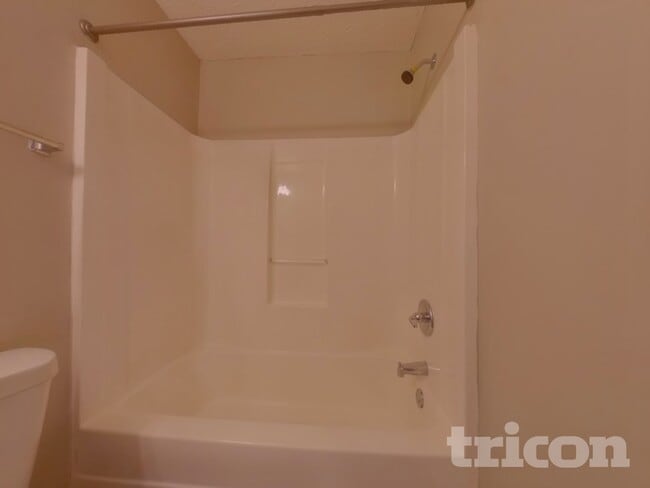 Building Photo - 25 Bermuda Cir