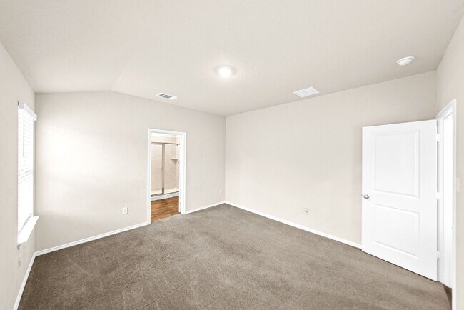 Building Photo - Charming 3-Bed 2 Bath Oasis with Amazing Amenities