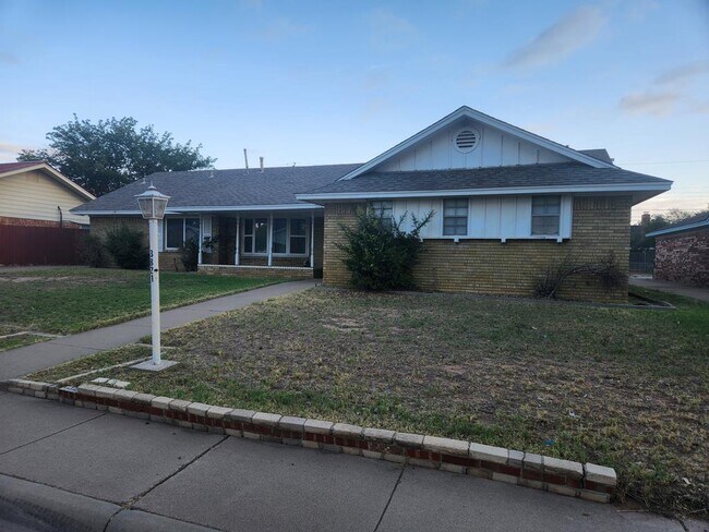 Primary Photo - 3821 E Everglade Ave