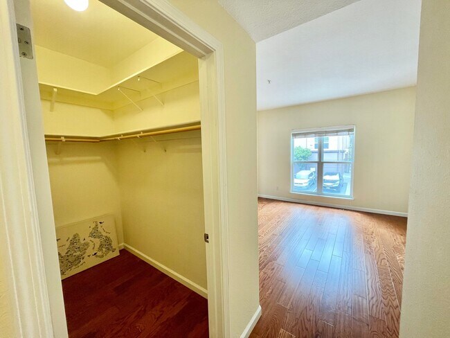 Building Photo - 2BD/2BA Spacious Crocker Amazon Condo, Gat...