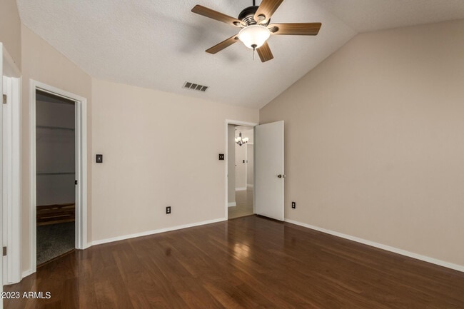 Building Photo - 661 S Oak St Cir