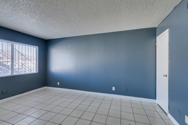 Building Photo - Charming 2-Bedroom Unit in a Well-Maintained 4-Plex!