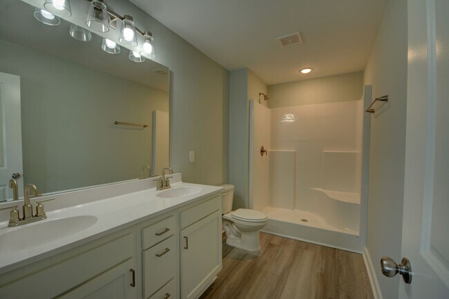 Building Photo - Beachside Village Townhomes: 3 bedroom 3.5...