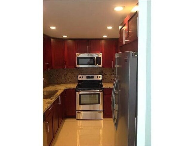 Building Photo - 400 Kings Point Dr