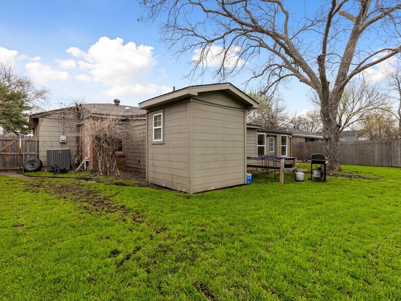 Building Photo - 4016 Acacia St