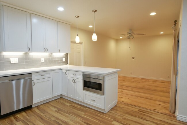 Building Photo - Beautifully Remodeled 3 Bedroom 2 Bath Wes...