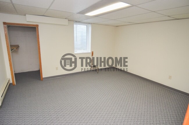 Building Photo - Spacious 5-Bedroom Home – Pet-Friendly and...