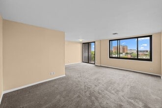 Building Photo - 3450 Toledo Terrace