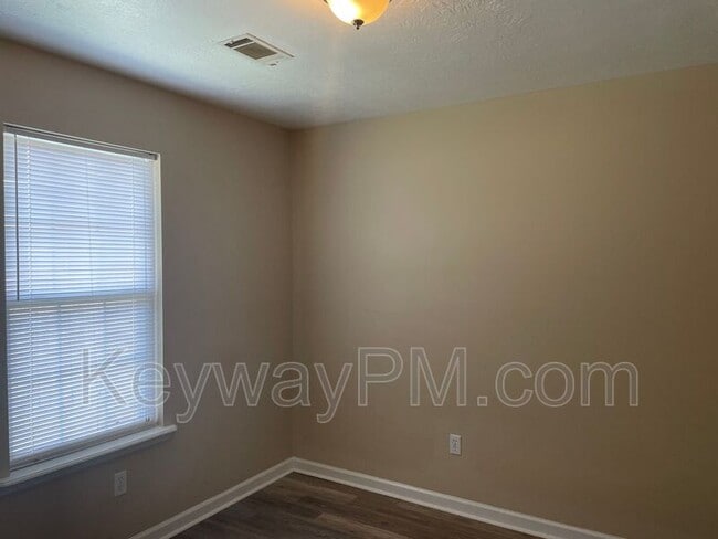 Building Photo - 221 Taylor Cir