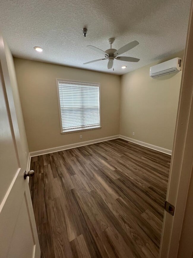 Building Photo - 394 W Plum St