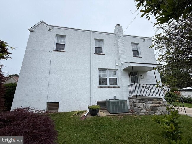 Building Photo - 1000 E Pleasant Ave