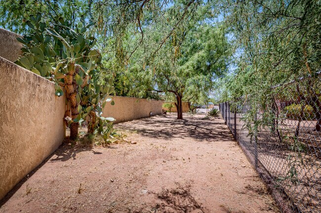 Fenced Shaded Shared Community Space - 5319 E Beverly Fair Dr