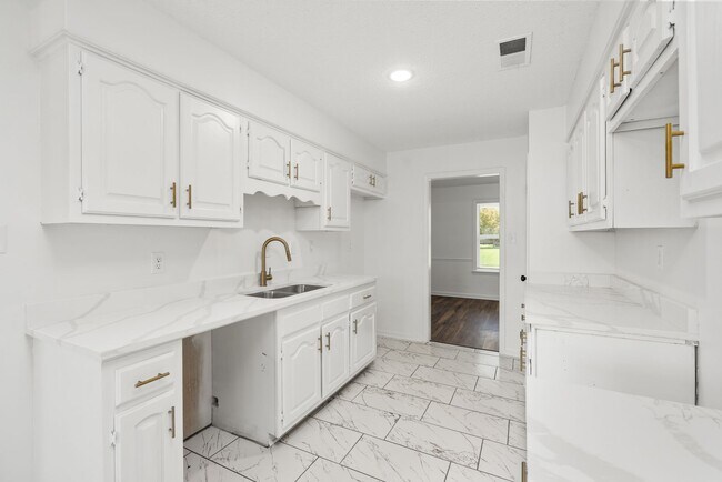 Building Photo - 3 Bedroom, 2 bath with a bonus room near B...