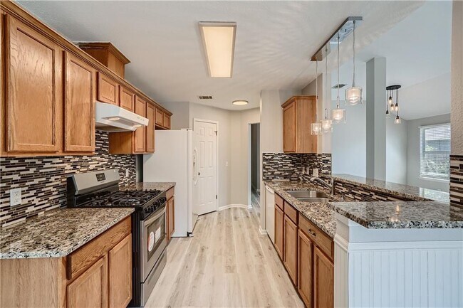 Building Photo - 102 Evergreen Cir