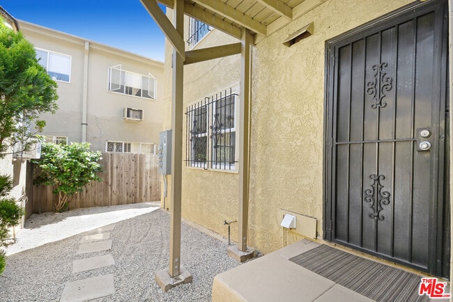 Building Photo - 942 Croft Ave