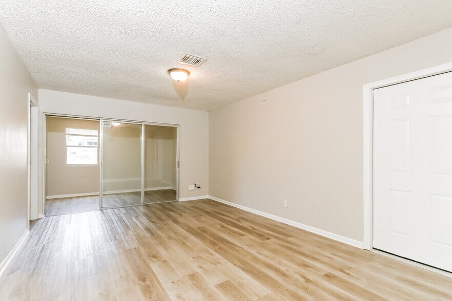 Building Photo - 5770 Bermuda Cir S