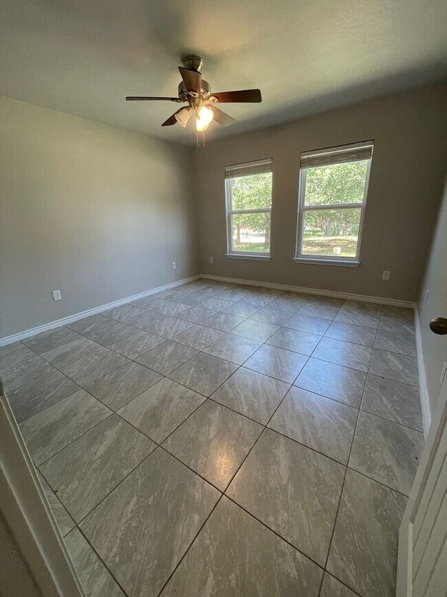 Building Photo - NEW ON MARKET
